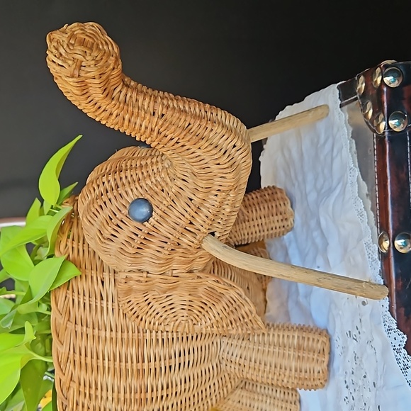 Vintage Wicker Elephant planter basket - Picture 2 of 9